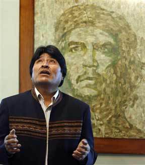 Evo Morales in front of Che