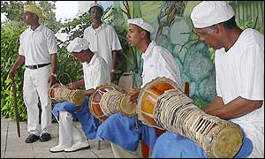 Ceremonia ritual con tambores de bata (sagrados).